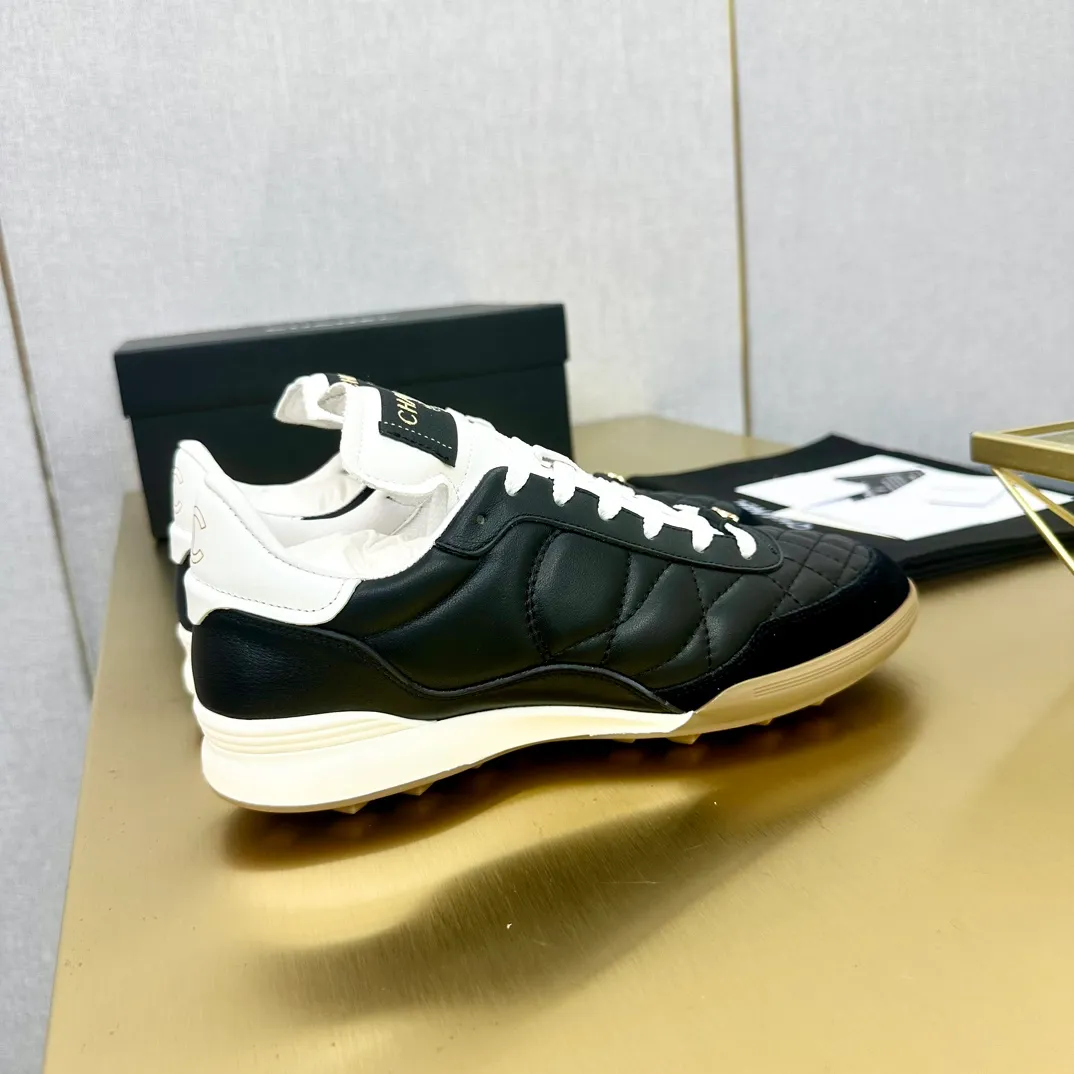 👟👟Ex-factory price 520👟👟 Top version Chanel Chanel - 2023 counter top casual sports shoes. This classic design; the upper is electro-embroidered with a variety of techniques; the outsole is fashionable and sporty; it is unusual to incorporate a variety of color matching elements... The diversified mix and match is very beautiful and versatile, and can be used for leisure, fashion, sports and outdoor... ꫛꫀꪝ Go➫ Material: ❶The upper is made of: original imported mercerized velvet + double-layer breathable mesh ❷The inner part is made of: the original imported breathable mesh ❸The outsole is based on: original TPU combination outsole Special counter boutique packaging complete set for women 35–41